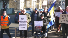 Penzioneri u Tuzli svoja prava traže na ulici: “Krompir jedem, ogulio mi dušu..”