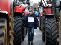 HAOS U FRANCUSKOJ, OPSADA PARIZA: Poljoprivrednici počeli blokadu auto-puteva, 15.000 policajaca spremno da reaguje