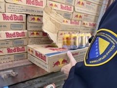Pao pokušaj uvoza lažnog “Red Bulla”: Zaplijenjeno skoro 70.000 limenki /FOTO/