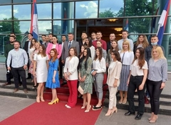 Studenti generacije nagrađeni: Biće zaposleni u republičkim institucijama (FOTO)