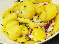 Savršena posna krompir salata: Trik sa crvenim lukom mijenja sve
