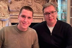 Kosovska policija zaustavila Vučićevog sina i natjerala ga da skine majicu (VIDEO)