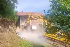 Počelo rušenje srpskih vikendica na Gazivodama, već srušeno pet (VIDEO)