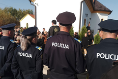 Sahranjen policajac ubijen u krvavom piru maloljetnika