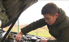 NAJMLAĐI SERVISER U SRBIJI Nikola ima 13 godina i već zna tajne automehaničarskog zanata