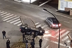 Težak udes u Banjaluci: Automobil završio na krovu