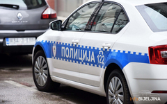 BMW-om prepolovili betonski stub pa sletjeli u kanal