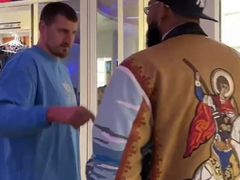 Jokić u nevjerici zbog Taunsove jakne: „Ovo je srpska stvar!“ /VIDEO/