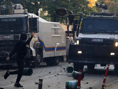 Haos na ulicama Tirane: Studenti zapalili zgradu ministarstva i banku