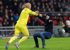 Huligan tokom utakmice napao srpskog golmana (FOTO/VIDEO)