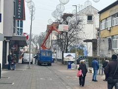 Bijeljina: U toku skidanje dekorativne novogodišnje rasvjete