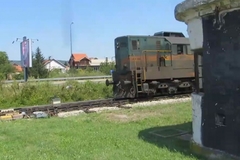 Nezgoda kod Loznice: Voz "vukao" auto 200 metara, dvije osobe povrijeđene