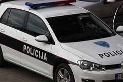 Autom udarila dva pješaka i zabila se u zgradu Centralne banke BiH