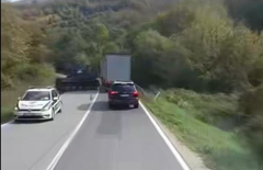 Incident na putu M-18: Oklopno vozilo OS BiH palo sa kamiona (VIDEO)