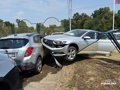Sudar u Dragaljevcu, vozilo završilo u dvorištu mljekare (FOTO)