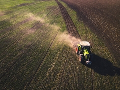 Haos u Njemačkoj: Tinejdžer ukrao traktor i napravio haos u selu
