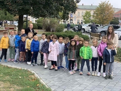Akcija mališana iz vrtića "Petar Pan": Crtežima obradovali starije sugrađane (FOTO)