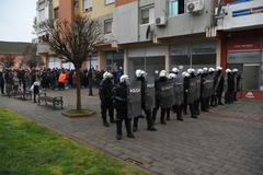 Napeto na izborima u Srbiji: Kordon policije između pristalica opozicije i SNS-a