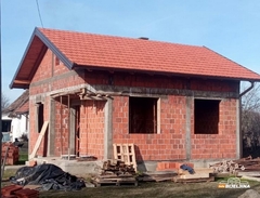 Jevtići iz Lopara dobijaju novu kuću: “Ova u kojoj živimo prokišnjava, biće nam svima lakše” (FOTO)