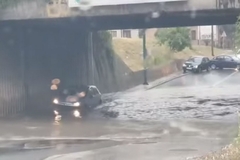 Potopljene ulice u Sarajevu, auto se zaglavio ispod podvožnjaka