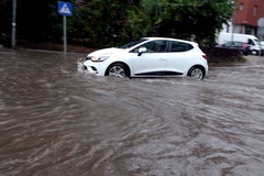 BROJNE ULICE POD VODOM, IZBIJENI ŠAHTOVI Kiša napravila haos u Banjaluci, problemi u saobraćaju