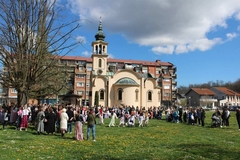 Cvijeti okupile vjernike u Loparama: Porta hrama ispunjena pjesmom i radošću