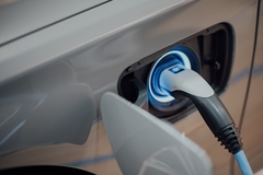 Punio automobil pola sata, dobio račun od 14.500 evra