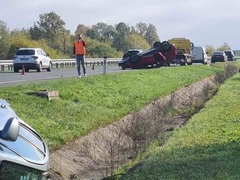 Saobraćajka na autoputu Gradiška - Banjaluka: Jedno vozilo završilo na krovu, drugo u kanalu