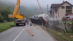 Milići: Prevrnuta cisterna izvučena iz kanala