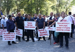 Uzvici, pištaljke i transparenti: Sindikalci predali zahtjeve u zgradu Vlade