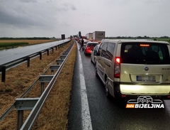 KOLAPS NA AUTOPUTU Kilometarske kolone kod Rume (FOTO)