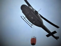 Helikopter OS BiH gasi požar na Crnom vrhu na Grmeču