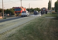VATROGASCI I POLICIJA NA TERENU Otežan saobraćaj prema Rači, rasuta silaža po putu (VIDEO)