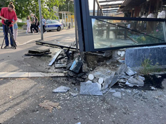 Maloljetnica automobilom uletjela u beogradski kafić, ima povrijeđenih