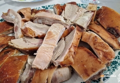 Provjerili smo sa bijeljinskim ugostiteljem: Pojeftini su prasići, da li će i pečenje? (FOTO)