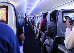 Beba nije mogla da čeka: Stjuardesa u toku leta u mikrofon rekla "Dobili smo djevojčicu" 