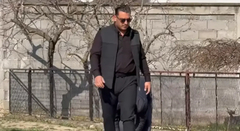 Darko i prijatelji se okupili oko slike njegovog brata: ''Ja te nosim u srcu rođeni moj..''