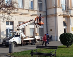 U susret novogodišnjim praznicima: Počelo ukrašavanje Bijeljine (FOTO)