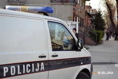 Saobraćajna nesreća kod Tuzle: Povrijeđeni vozač "mercedesa" i njegov saputnik