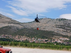 Požari na području Trebinja i dalje aktivni; Angažovan i helikopter MUP-a