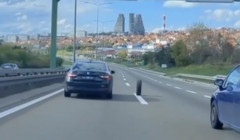 Scena kao u „Žikinoj dinastiji“: Otpao mu točak na putu, on nastavio da vozi (VIDEO)