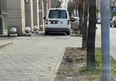 U Bijeljini sve više vozila i premalo parking mjesta: “Trotoarom ne može proći žena koja vozi dijete u kolicima”