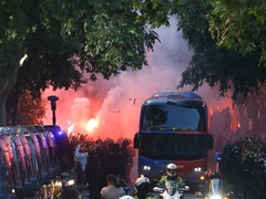 Bizarna greška: Navijači Barselone pomiješali autobuse i gađali vlastite fudbalere (VIDEO)