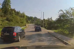 Novi slučaj rizične vožnje u BiH: Preticao vozila pred krivinom