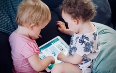 Svako drugo malo dijete previše gleda u ekran: Evo koliko smije