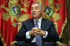 Parlamentarna većina potpisala inicijativu za razrješenje Đukanovića