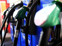 VEĆ IMAMO BENZINSKE PUMPE GDJE JE GORIVO I DO 3.30 KM Trišić: Distributeri nafte da poštuju odluke Vlade Srpske