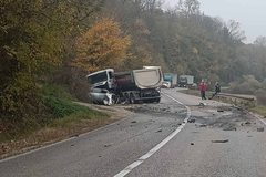 Teška nesreća kod Dervente: Poginula jedna osoba, obustavljen saobraćaj