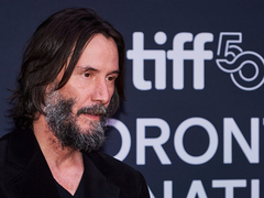 Slavni glumac iznenadio fanove: Kijanu Rivs stao na „ludi kamen“ sa dugogodišnjom partnerkom