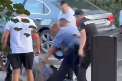 Drama u BiH: Tri osobe povrijeđene, policajci napadnuti tokom uviđaja (VIDEO)
